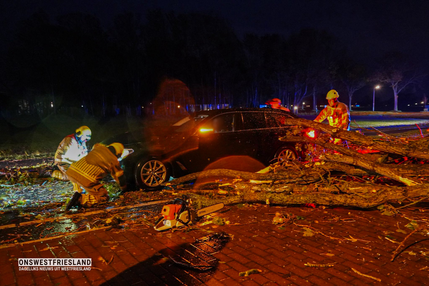 Boom valt op auto tijdens storm in Westwoud