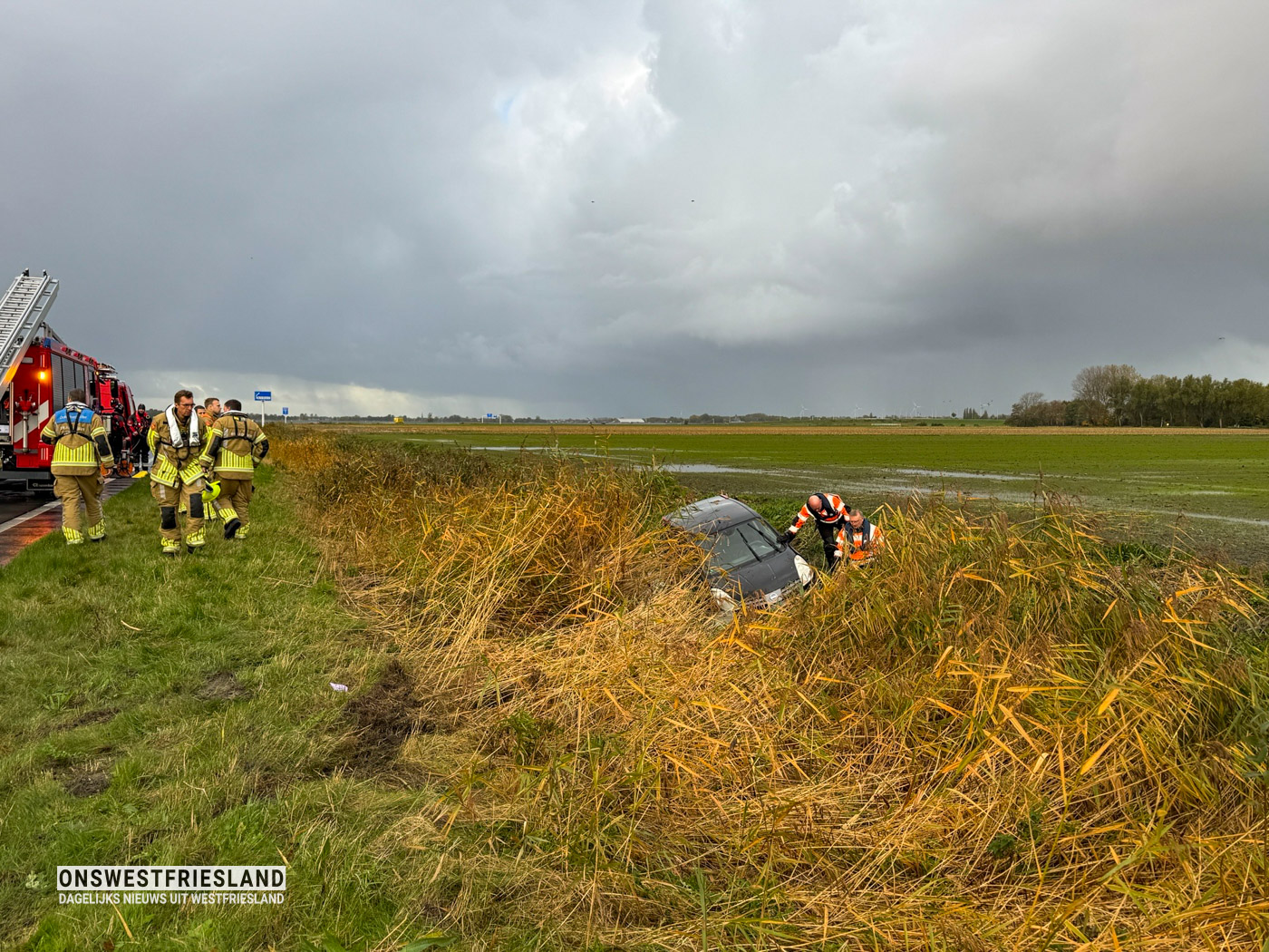 Auto belandt in water langs N307 bij Zwaagdijk-Oost