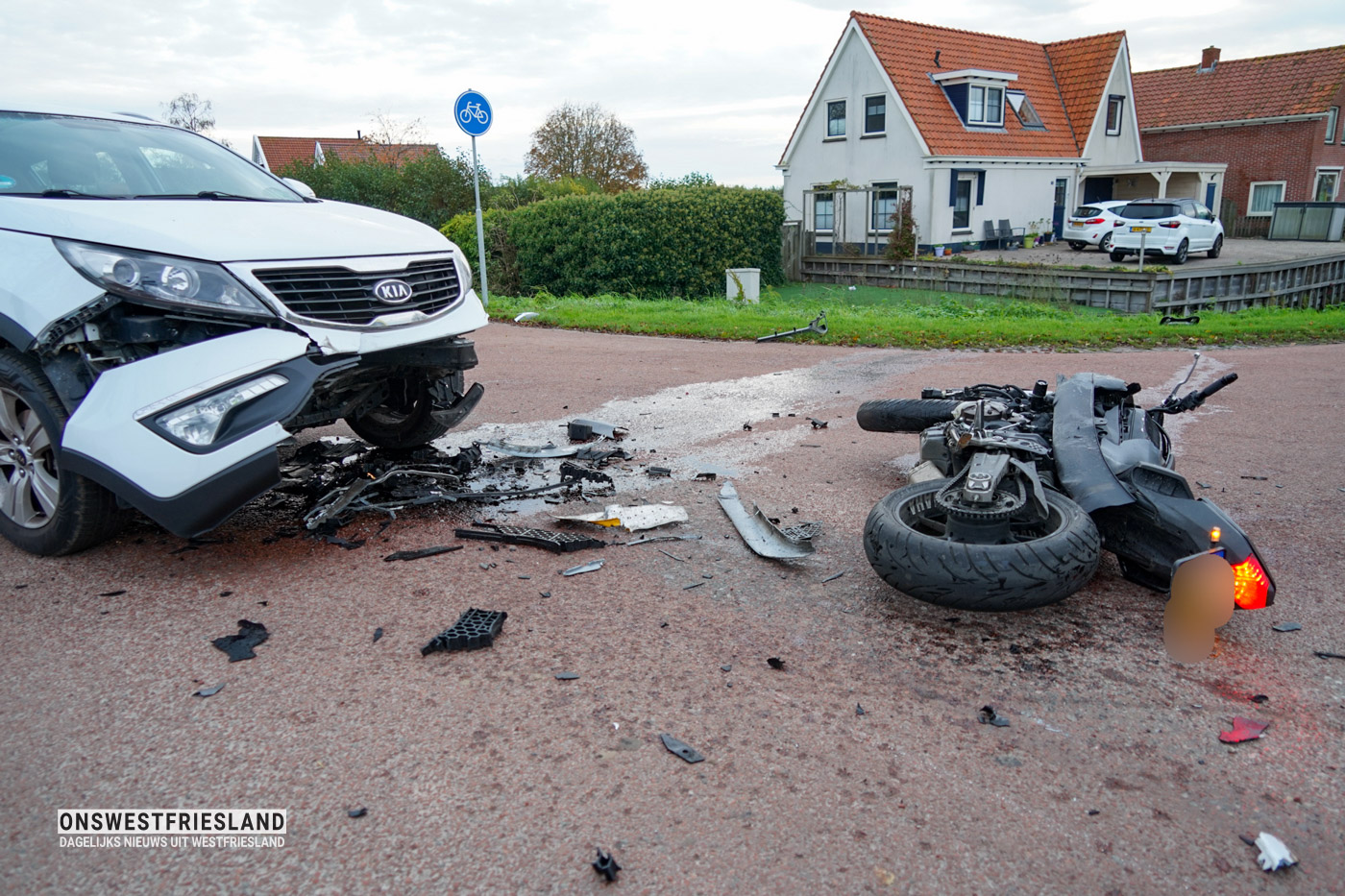 Motorrijder gewond bij botsing met auto in Zwaagdijk-Oost