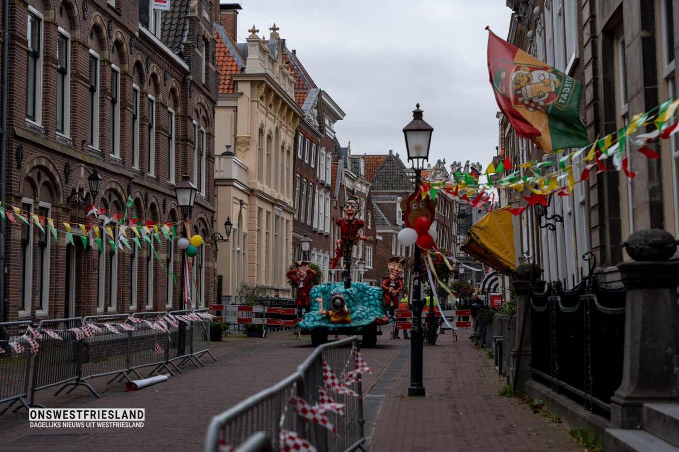 Carnaval in Hoorn? Centrum decor voor nieuwe film 'Carnaval' van makers van New Kids (foto's)