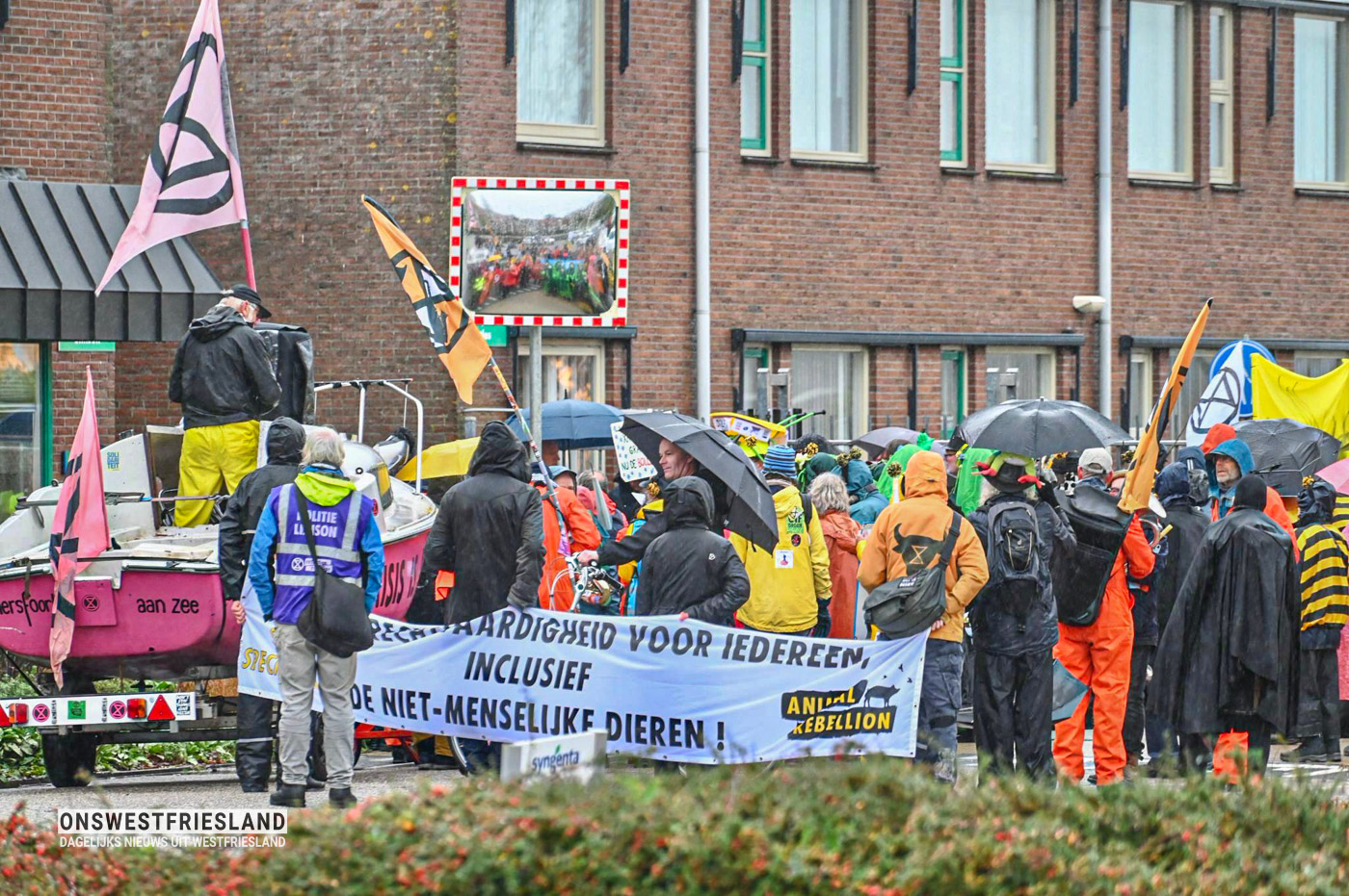 Extinction Rebellion houdt mars langs zaadbedrijven in Enkhuizen