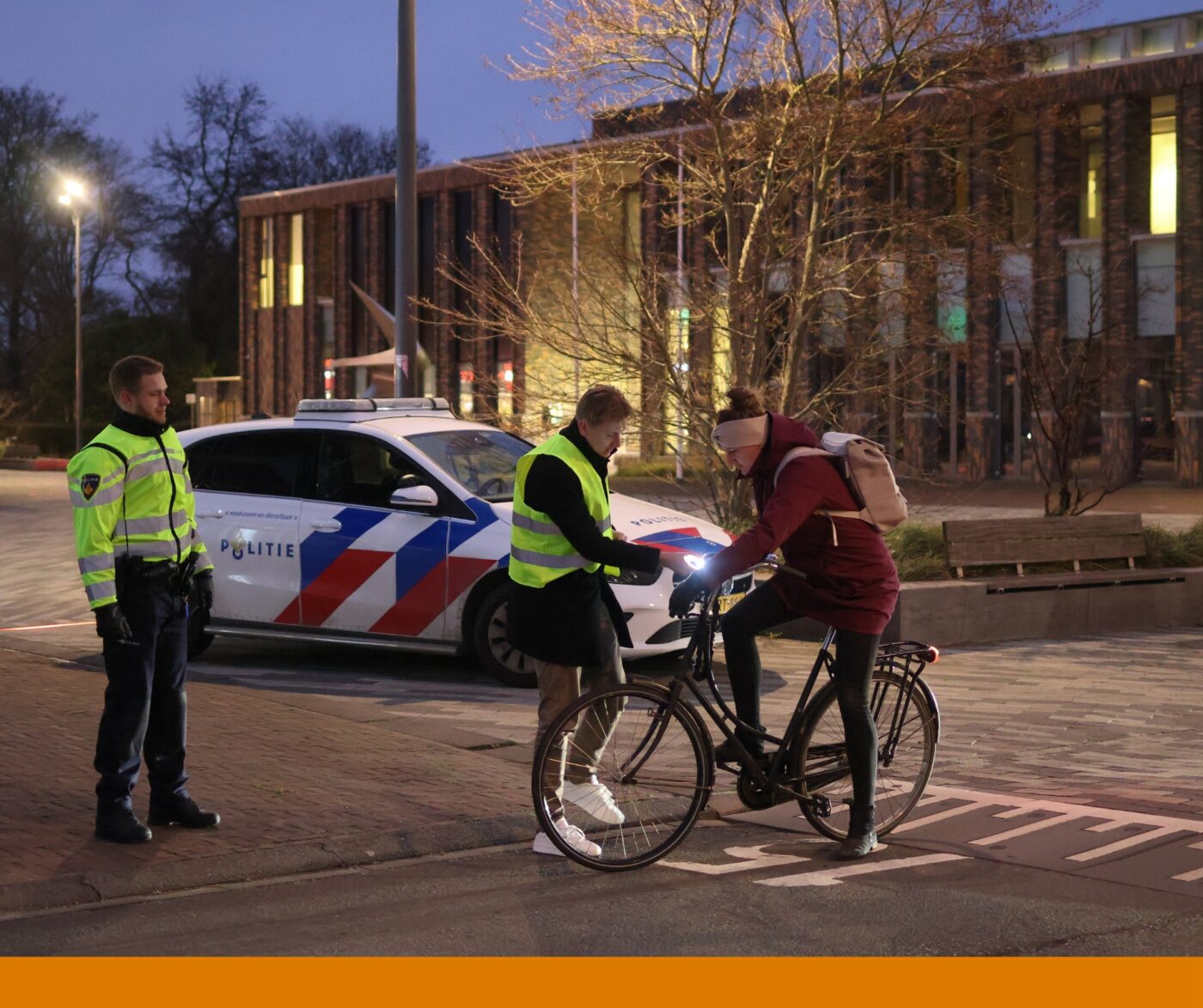 Jongerenraad deelt in Hoogkarspel fietslampjes uit bij actie LichtAAN!