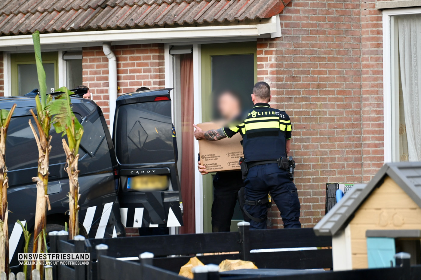 Dozen vol vuurwerk gevonden in woning in Opmeer; woning ontruimd, omgeving afgezet