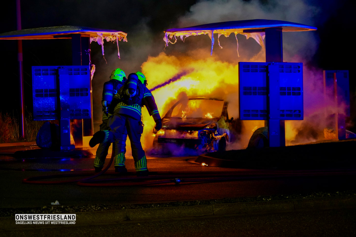 Auto vliegt in brand tijdens bestelling bij de McDrive in Enkhuizen