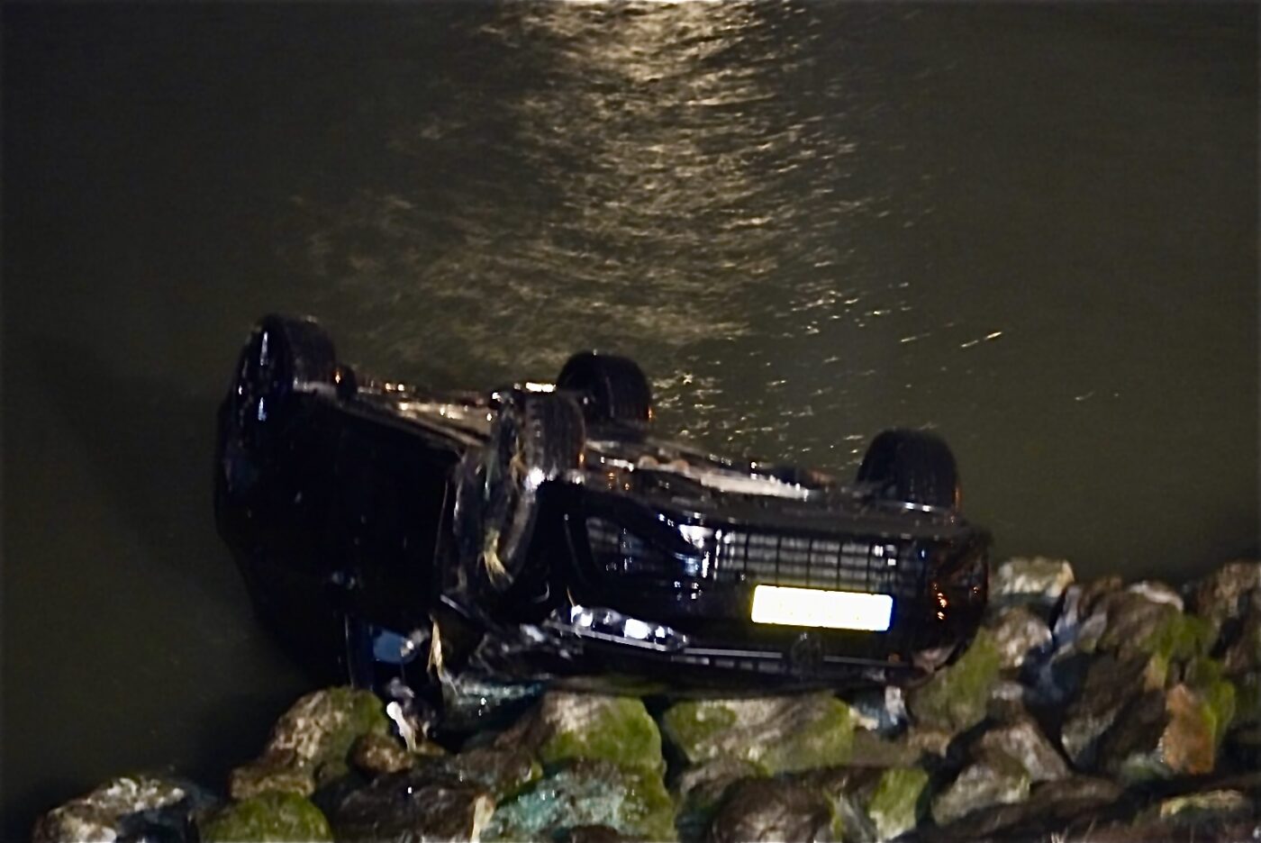 Auto belandt naast Zuiderdijk bij Wijdenes