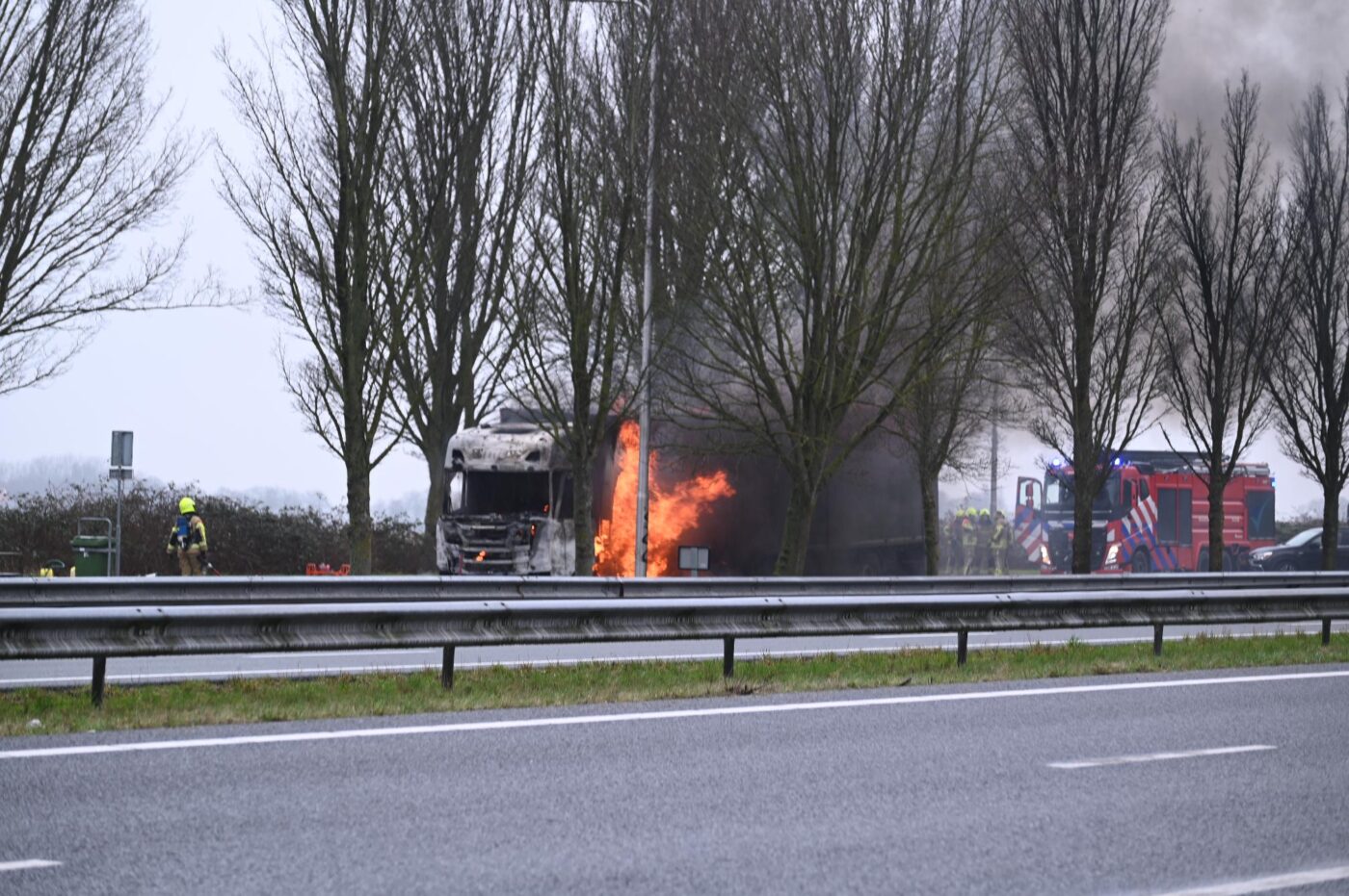 Grote brand in vrachtwagen langs A7 bij Wieringerwerf; veel verkeershinder