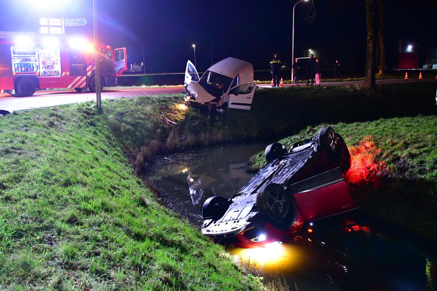 Botsing tussen twee autos op de Koggeweg in Hem, één van de voertuigen raakt ter water