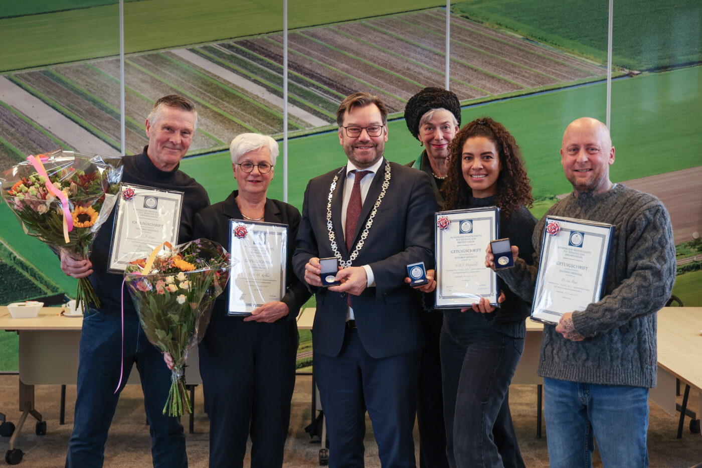 Vier inwoners onderscheiden voor redding na auto te water in Wervershoof