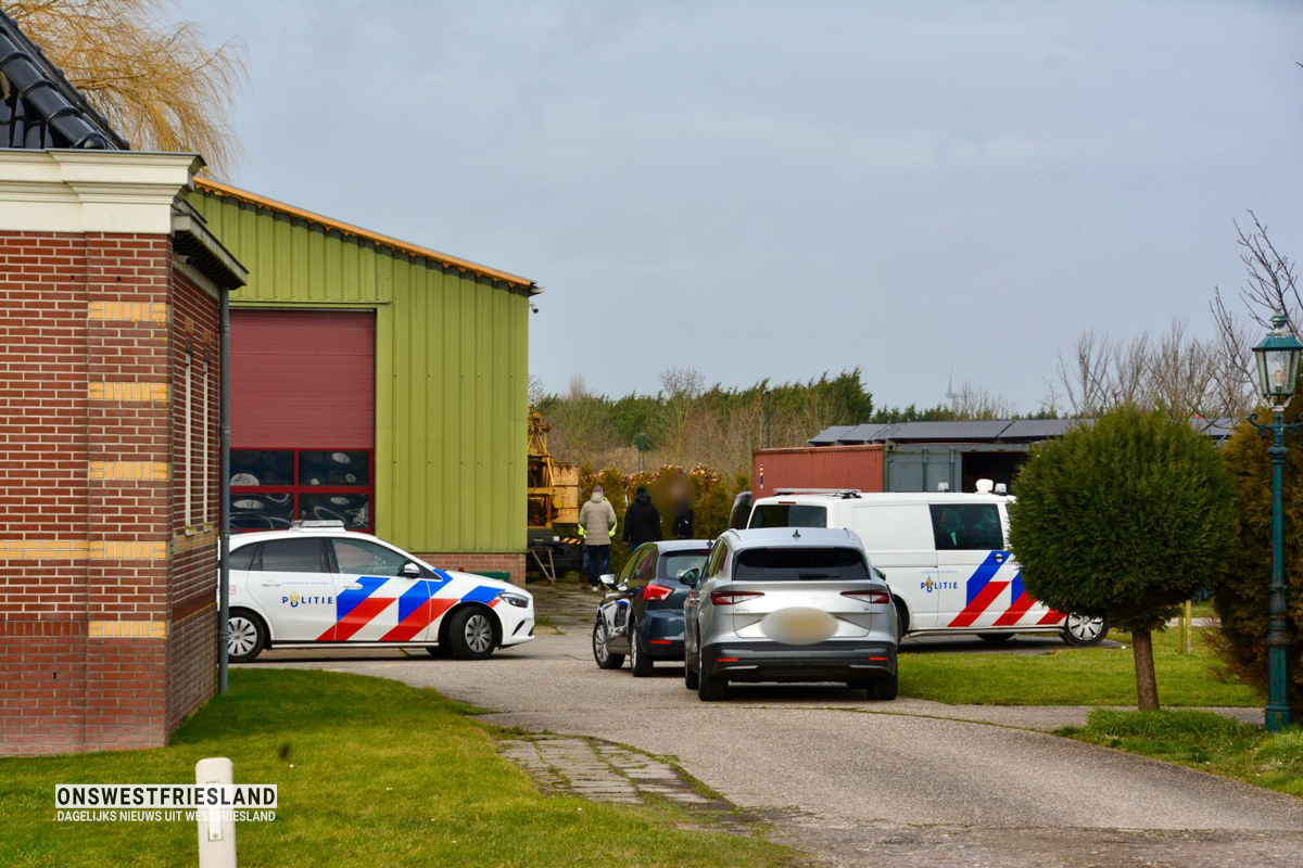 Politie treft hennepkwekerij aan in woning aan Lageweg in Schellinkhout; twee aanhoudingen