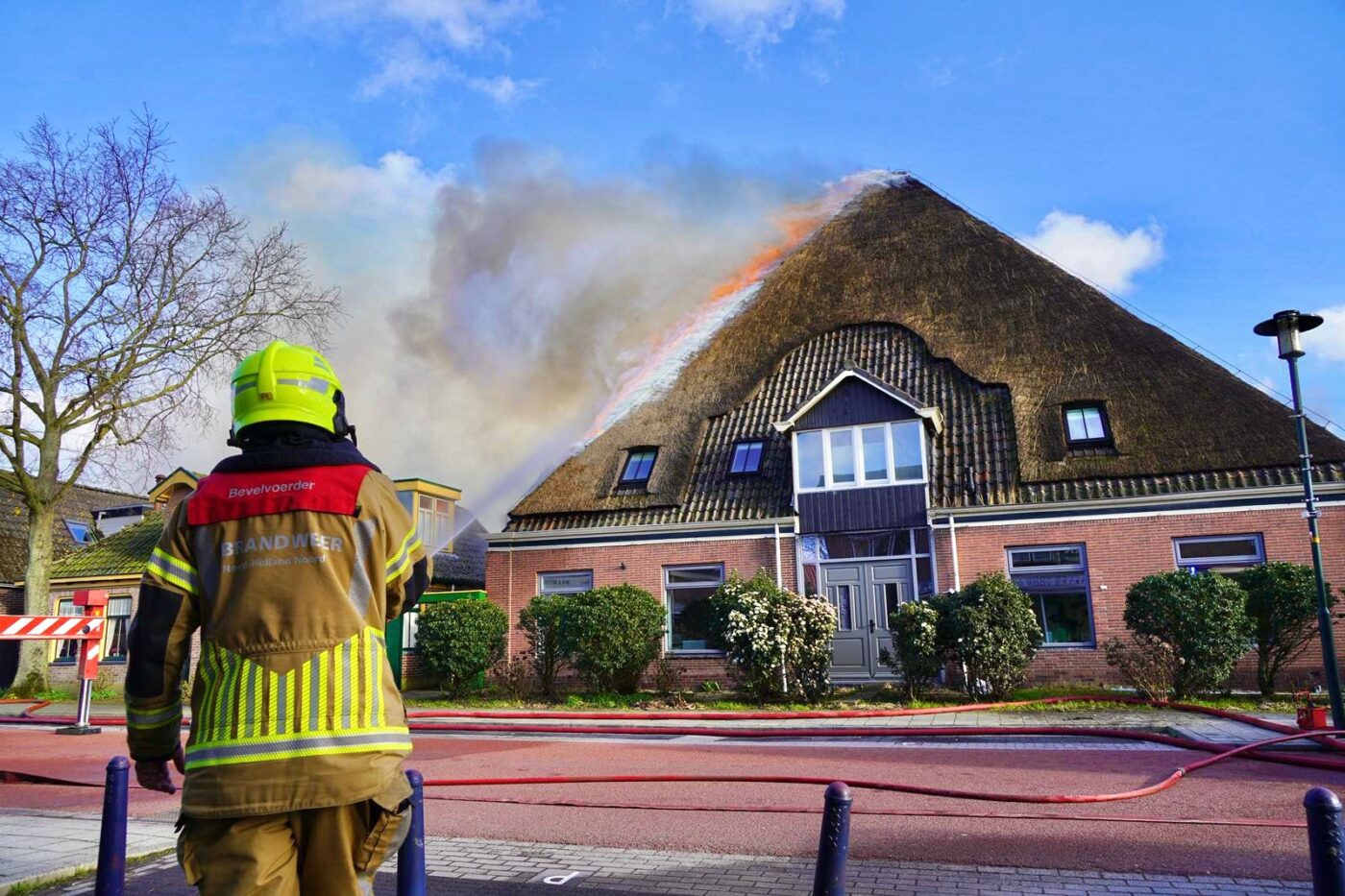 Brand in woning met rieten dak aan De Hoek in Wervershoof; brandweer schaalt op