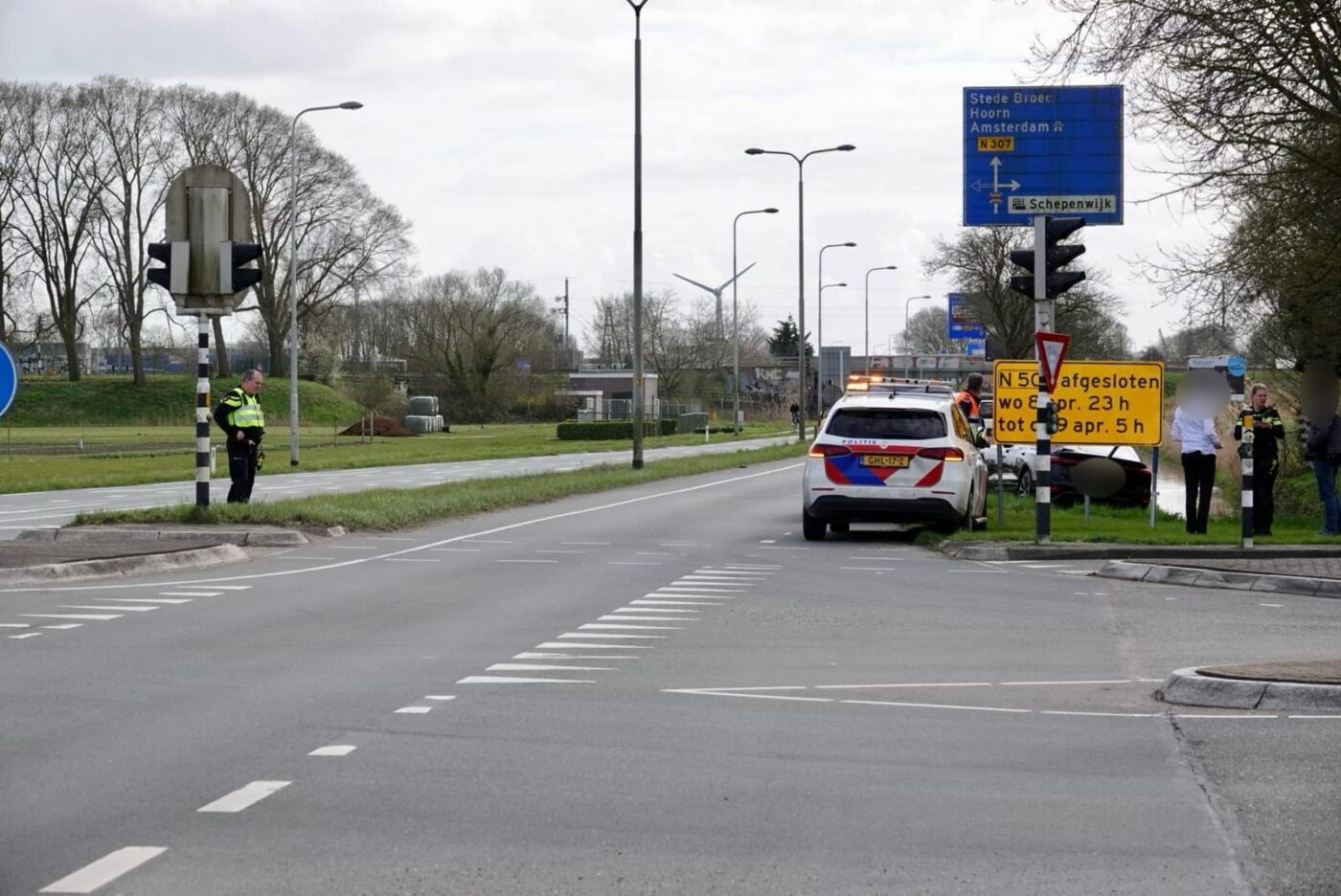 Auto raakt paal en belandt in berm bij ongeval op Randweg Enkhuizen