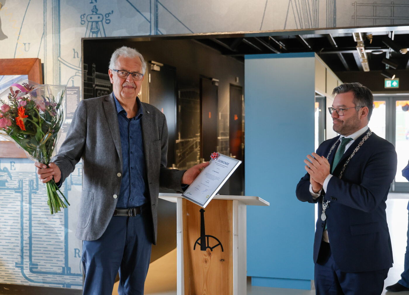 Waarderingsspeld voor Johan Bommerson uit Hoorn voor inzet bij Stoommachinemuseum