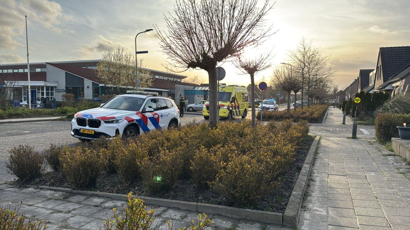 Voetganger gewond na aanrijding op De Bouw in Bovenkarspel, automobilist rijdt door