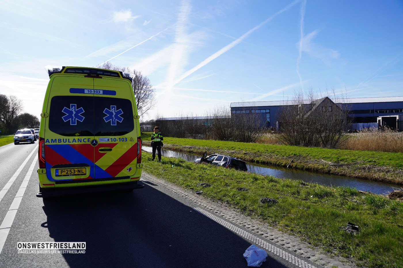 Voertuig te water na kop-staartbotsing op N307 bij Enkhuizen; een bestuurder aangehouden