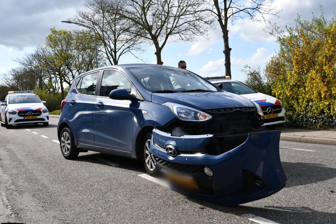 Scooter en auto botsen op Kleingouw in Andijk, twee gewonden