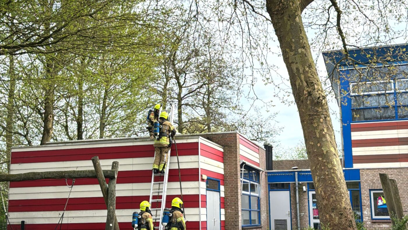 Brandweer blust dakbrand bij basisschool in Enkhuizen, brandstichting niet uitgesloten