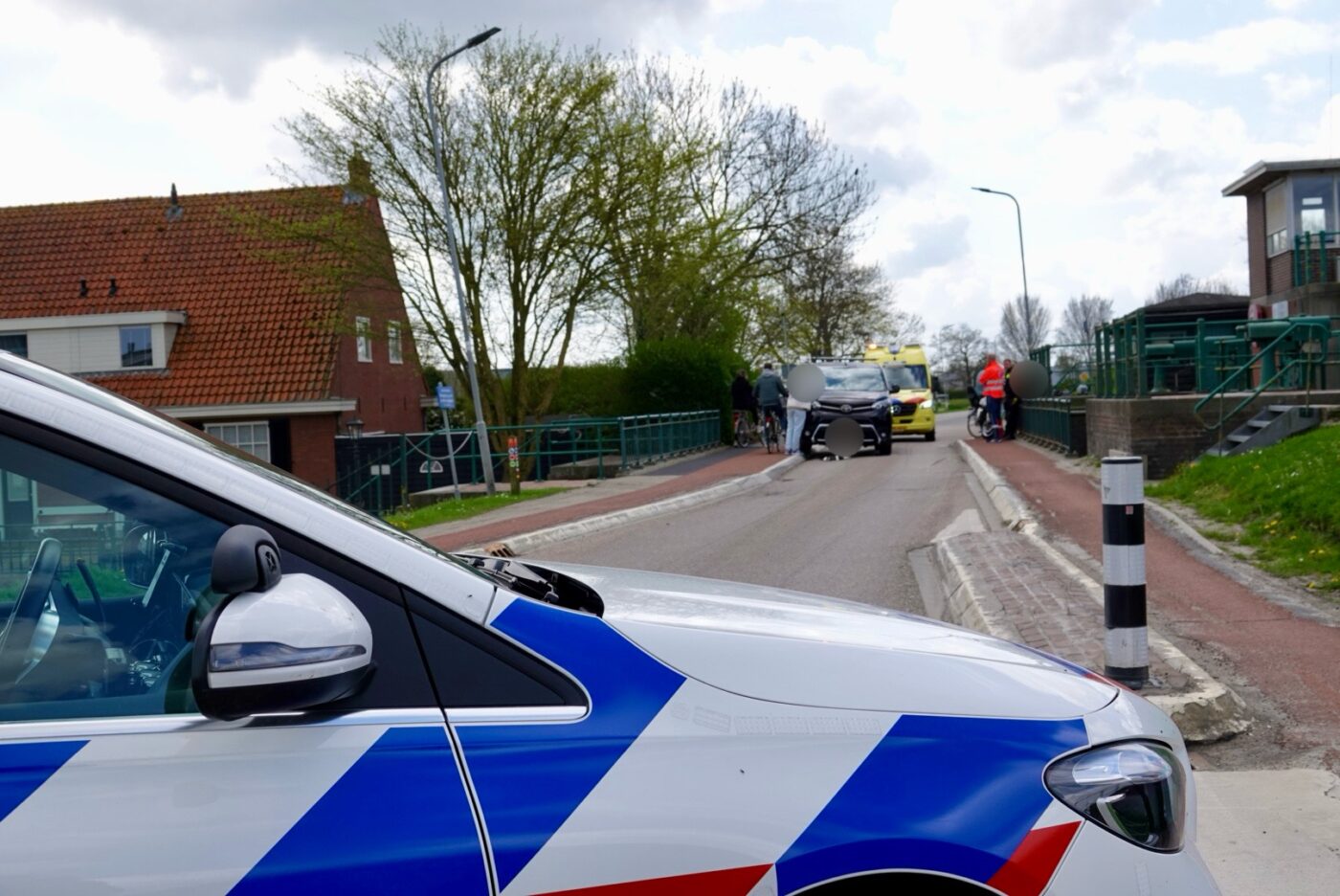 Botsing tussen bestelbus en motorrijder bij wegversmalling in Medemblik