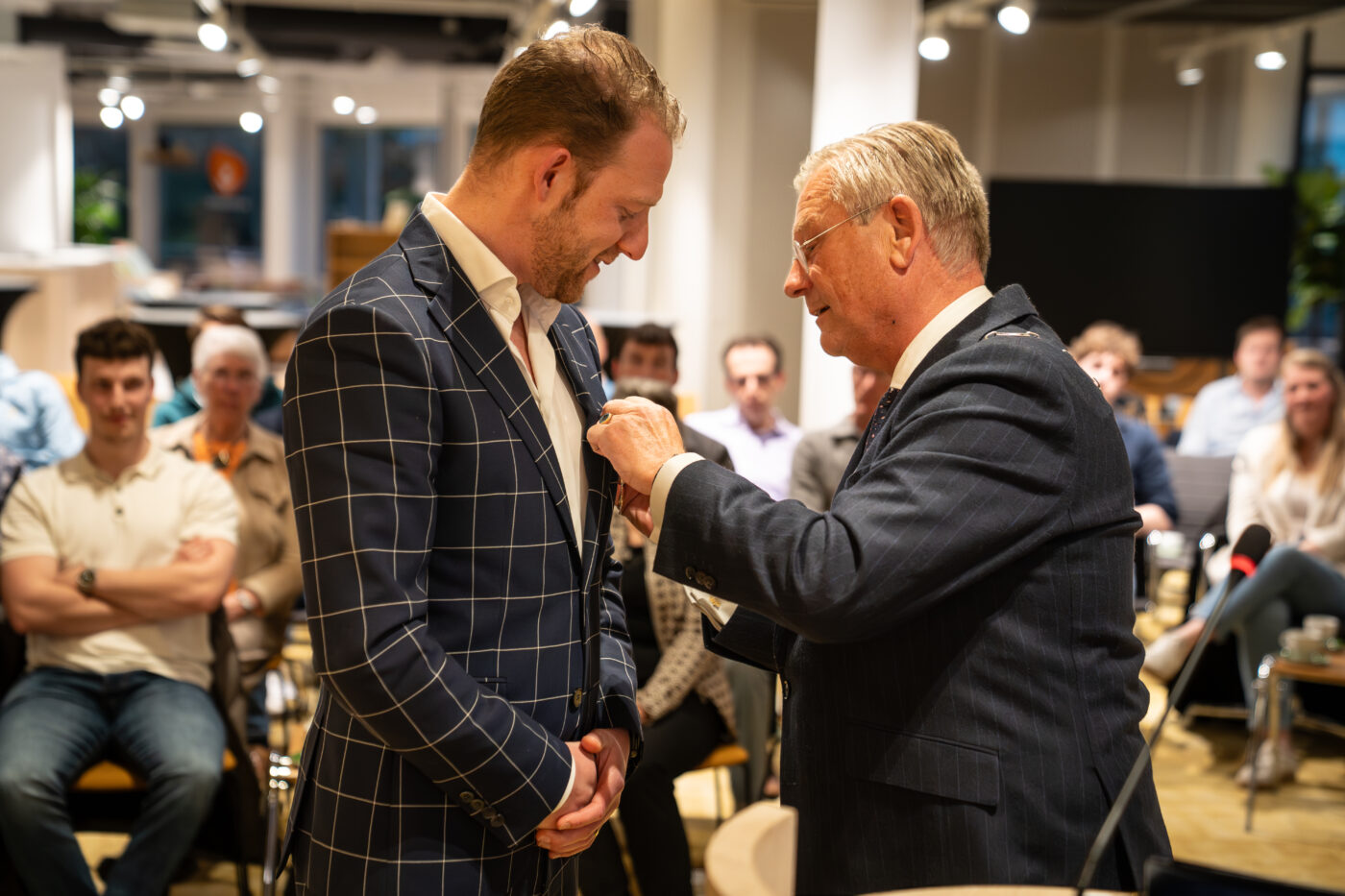 Burgemeester Koggenland bedankt vertrekkende raadsleden; lintje voor raadslid Rick Nooij