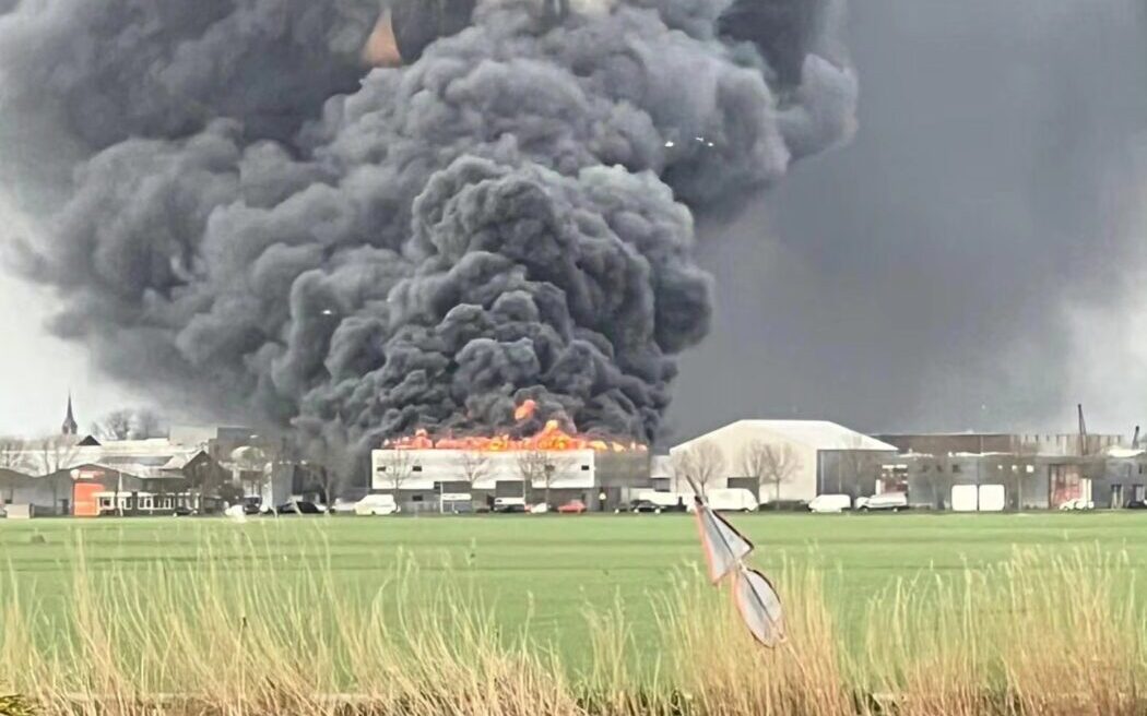 Reactie gemeente na grote brand bedrijfsverzamelgebouw in Obdam