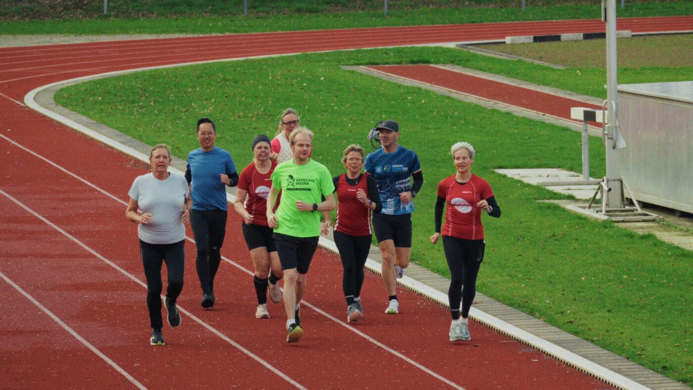 Hardlopers AV Hollandia brengen Bevrijdingsvuur van Wageningen naar Hoorn