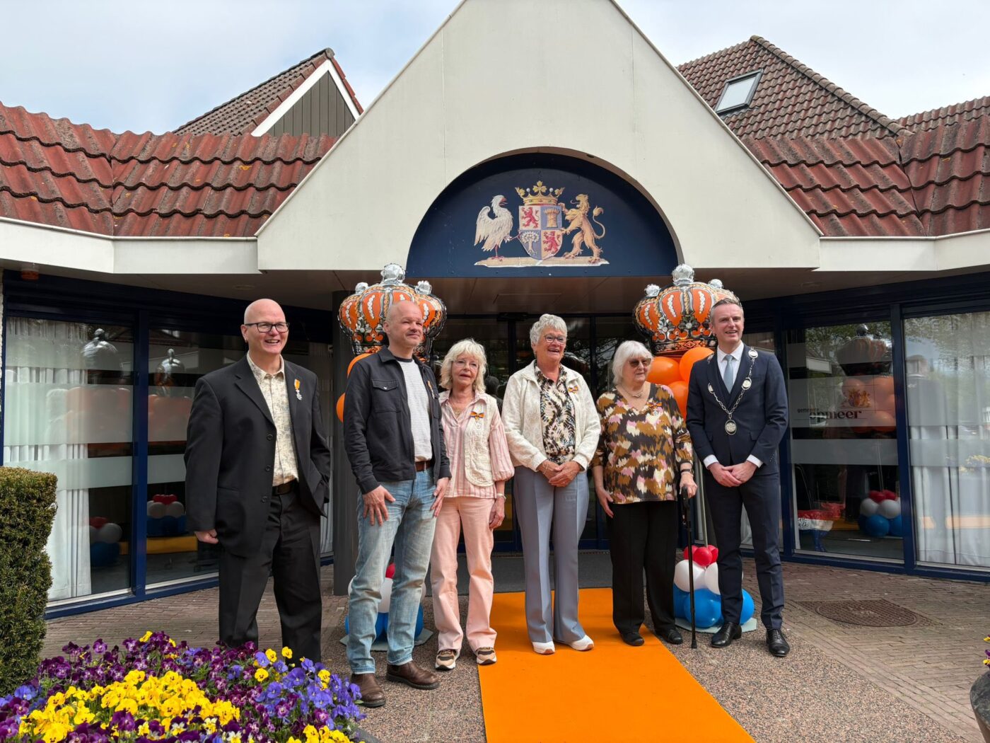 Inwoners van Opmeer verrast met lintje na rondrit met koets