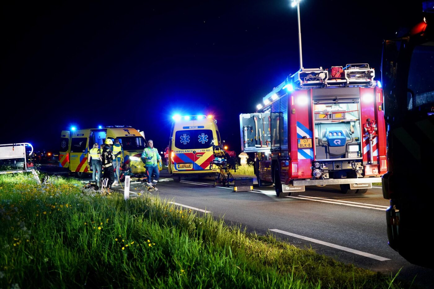 Heftig ongeval op N505 in Hoogkarspel: auto’s belanden in het water, traumahelikopter opgeroepen