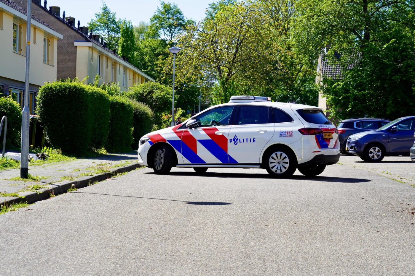 Straat afgezet na melding schietpartij Grootebroek, politie doet onderzoek