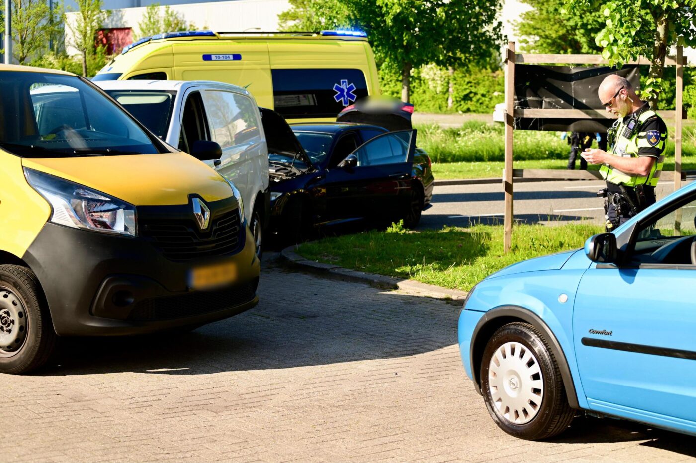 Drie voertuigen beschadigd bij ongeval aan Zaadmarkt in Zwaagdijk-Oost