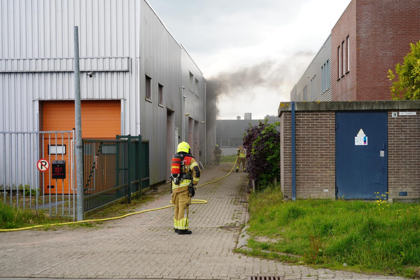 Brand in gebouw aan Trompet in Enkhuizen opgeschaald naar middelbrand