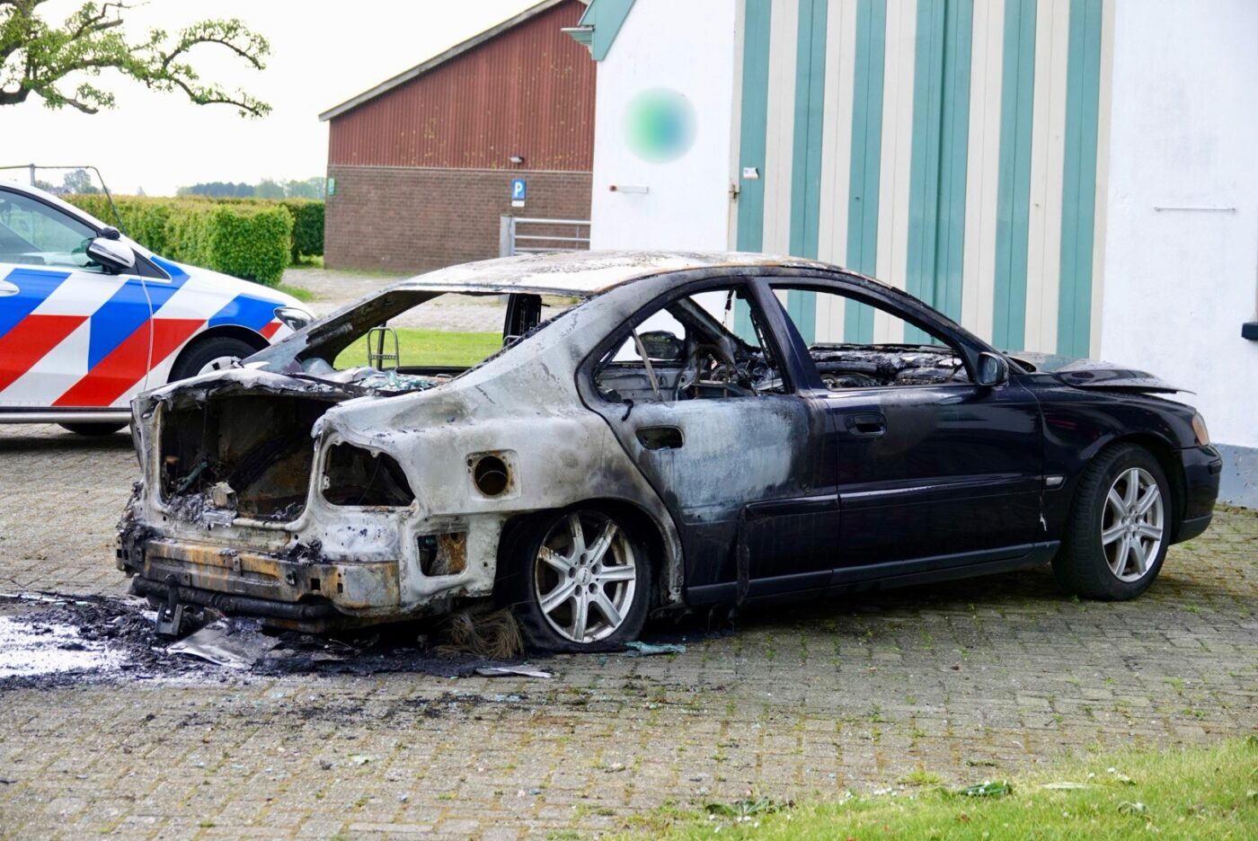 Auto op oprit in brand in Andijk, politie onderzoekt oorzaak